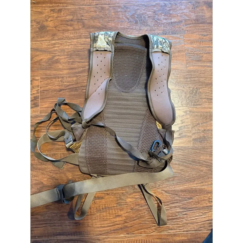 Badlands Hunting Real Tree Camo Backpack Hydration Pack w/ Compass (SG51)